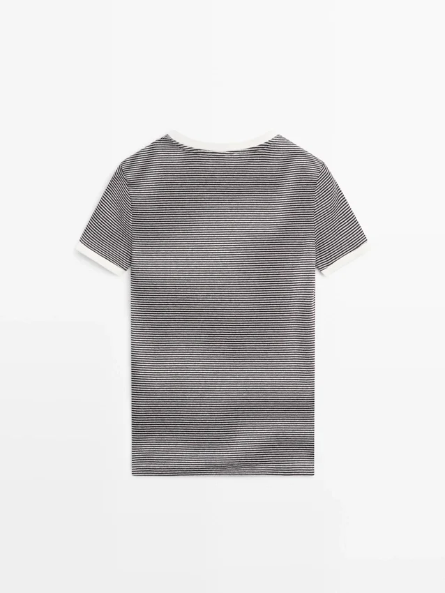 T-Shirt a maniche corte con dettagli a contrasto T-Shirt a maniche corte con dettagli a contrasto