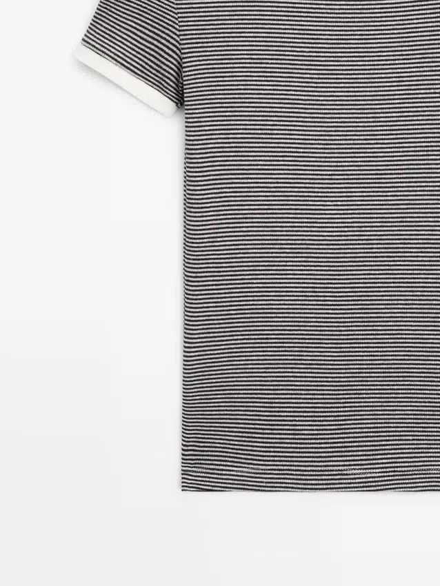 T-Shirt a maniche corte con dettagli a contrasto T-Shirt a maniche corte con dettagli a contrasto