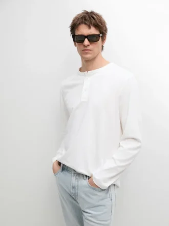 T-Shirt a maniche lunghe con collo Henley