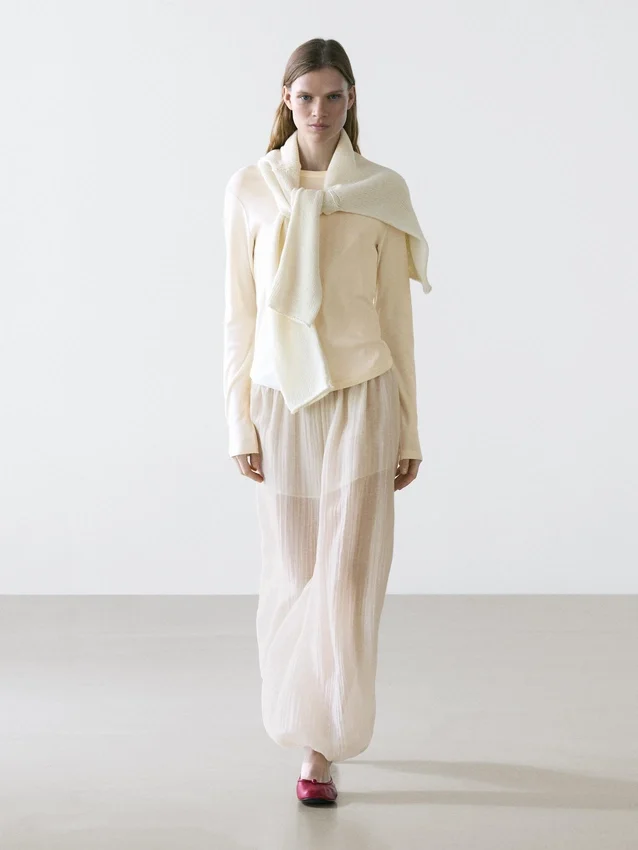 T-Shirt a maniche lunghe con orlo arrotondato T-Shirt a maniche lunghe con orlo arrotondato