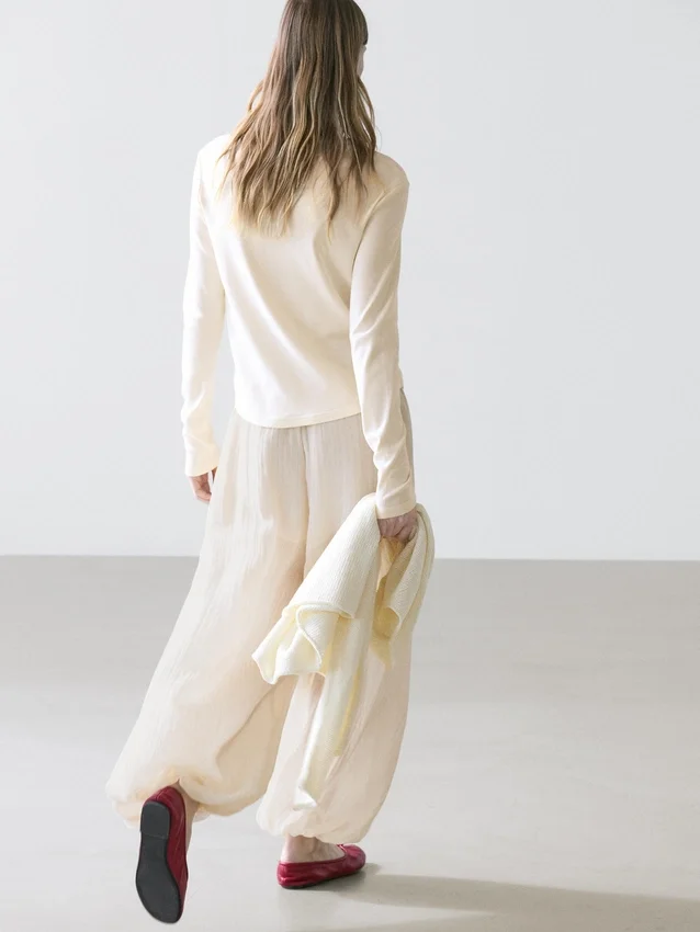 T-Shirt a maniche lunghe con orlo arrotondato T-Shirt a maniche lunghe con orlo arrotondato