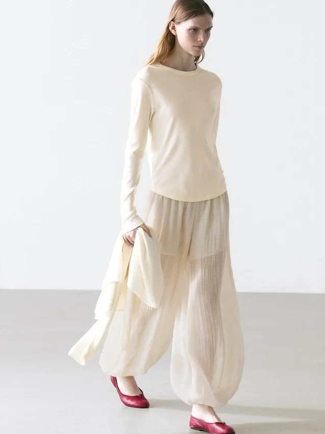 T-Shirt a maniche lunghe con orlo arrotondato T-Shirt a maniche lunghe con orlo arrotondato