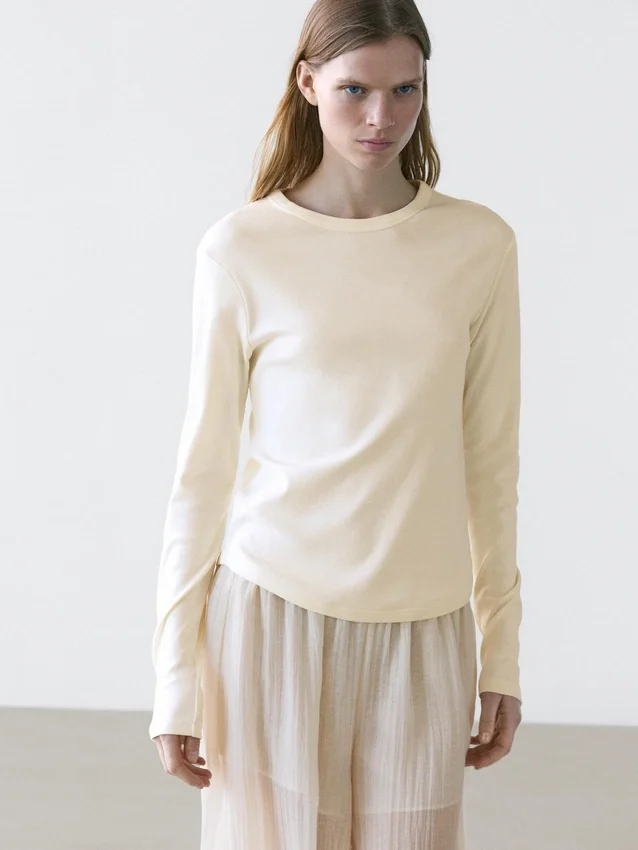 T-Shirt a maniche lunghe con orlo arrotondato T-Shirt a maniche lunghe con orlo arrotondato