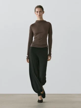 T-Shirt con collo a imbuto