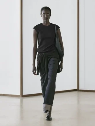 T-Shirt con maniche a sbuffo e dettagli con bottoni