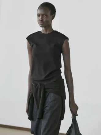 T-Shirt con maniche a sbuffo e dettagli con bottoni