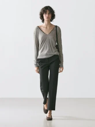 T-Shirt con scollo a V e dettagli in pizzo