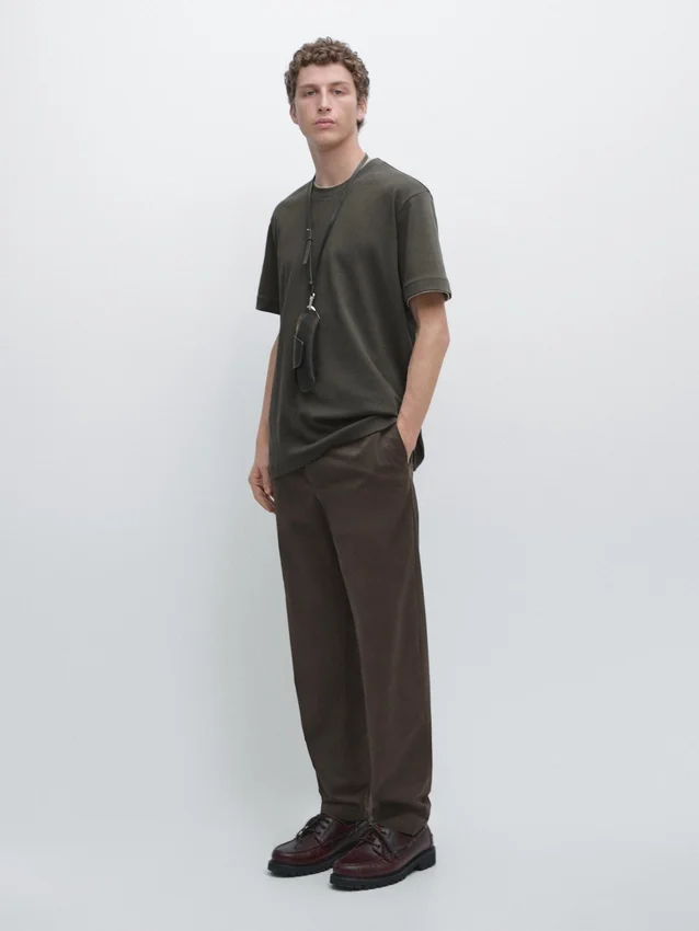 T-Shirt in cotone 100% con scollo a contrasto T-Shirt in cotone 100% con scollo a contrasto