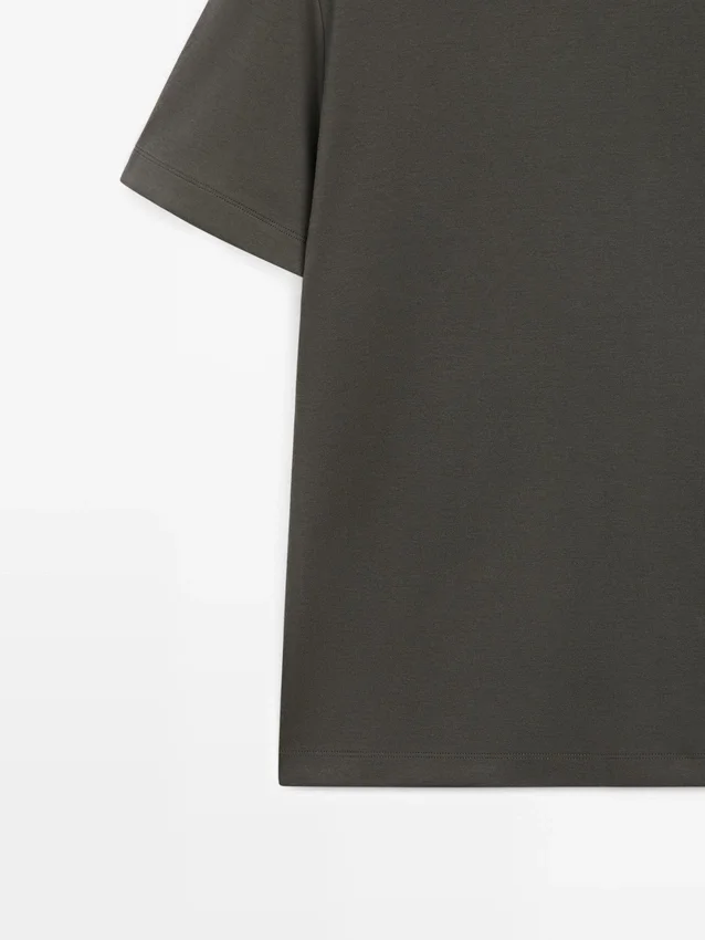 T-Shirt in cotone 100% con scollo a contrasto T-Shirt in cotone 100% con scollo a contrasto