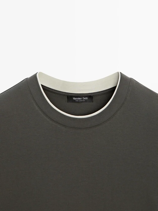 T-Shirt in cotone 100% con scollo a contrasto T-Shirt in cotone 100% con scollo a contrasto