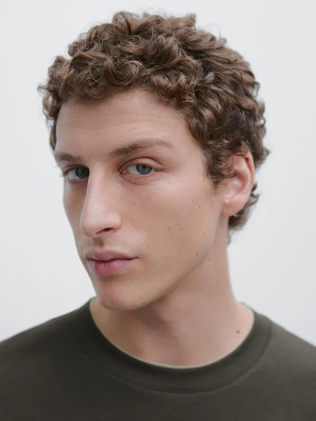 T-Shirt in cotone 100% con scollo a contrasto T-Shirt in cotone 100% con scollo a contrasto