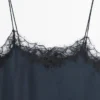 Top a canotta con dettagli in pizzo a contrasto